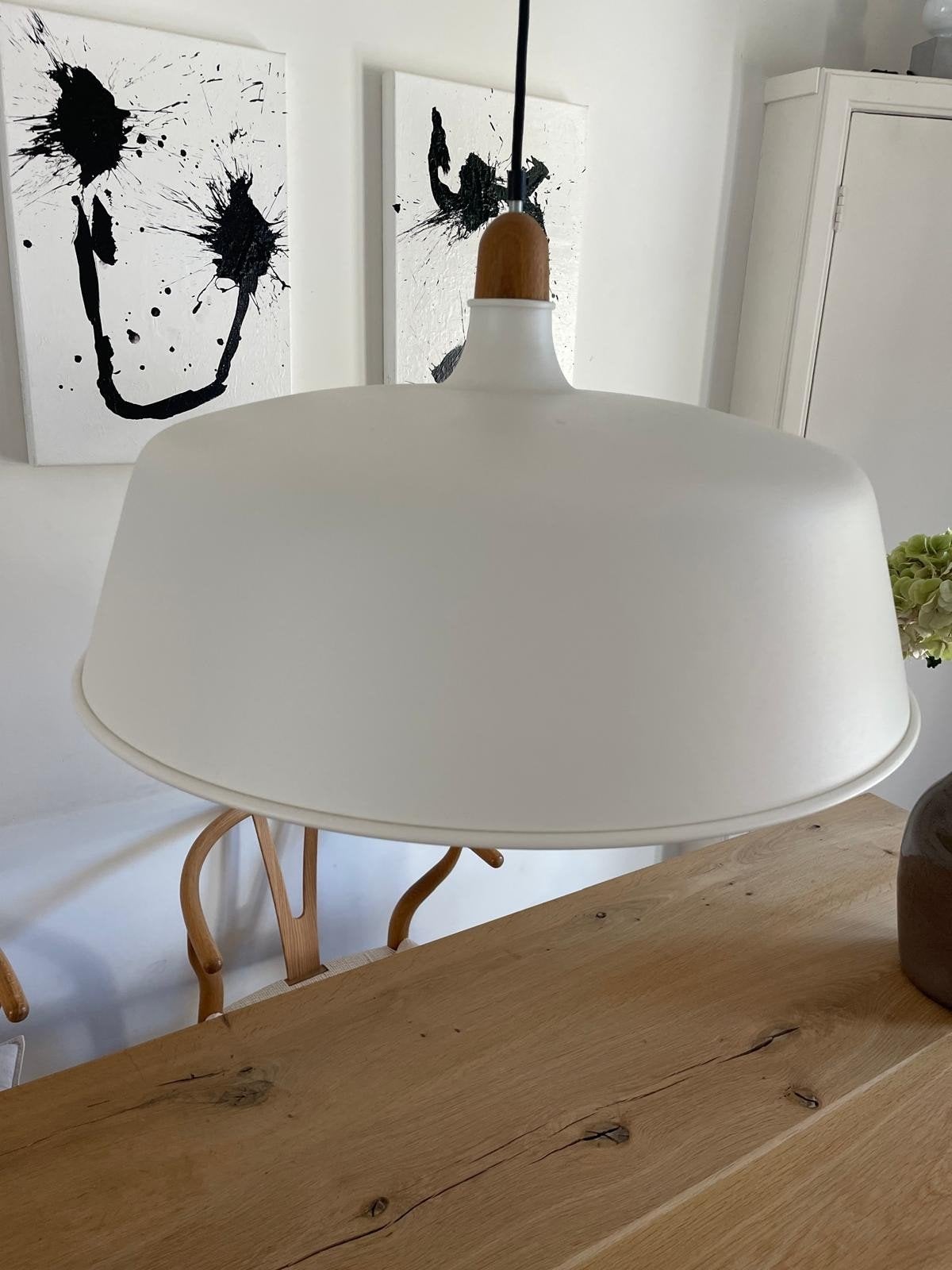 Witte Scandinavisch design hanglamp met houten detail, Modern, Scandinavisch, Ophalen of Verzenden, Zo goed als nieuw, 75 cm of meer
