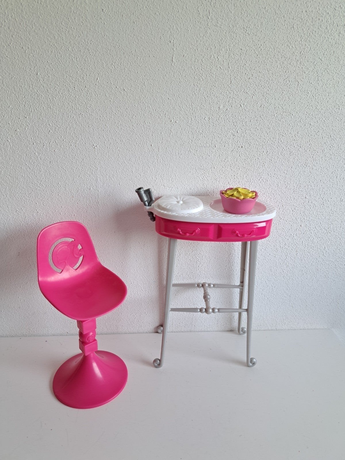 Barbie barkruk en hoge tafel, Ophalen of Verzenden, Poppenhuis