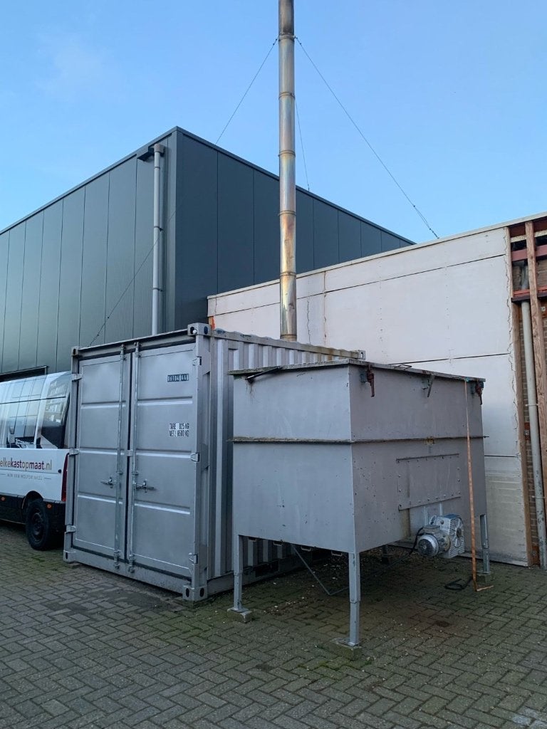 Houtkachel 100kw incl bunker en schoorsteen, Ophalen, Gebruikt, Vrijstaande haard, Houthaard