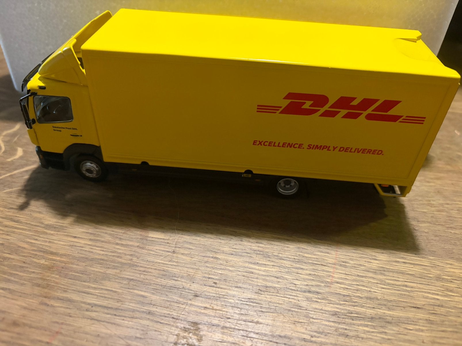 Dhl meubelbak met laadklep 1/50, Ophalen, Zo goed als nieuw, Bus of Vrachtwagen