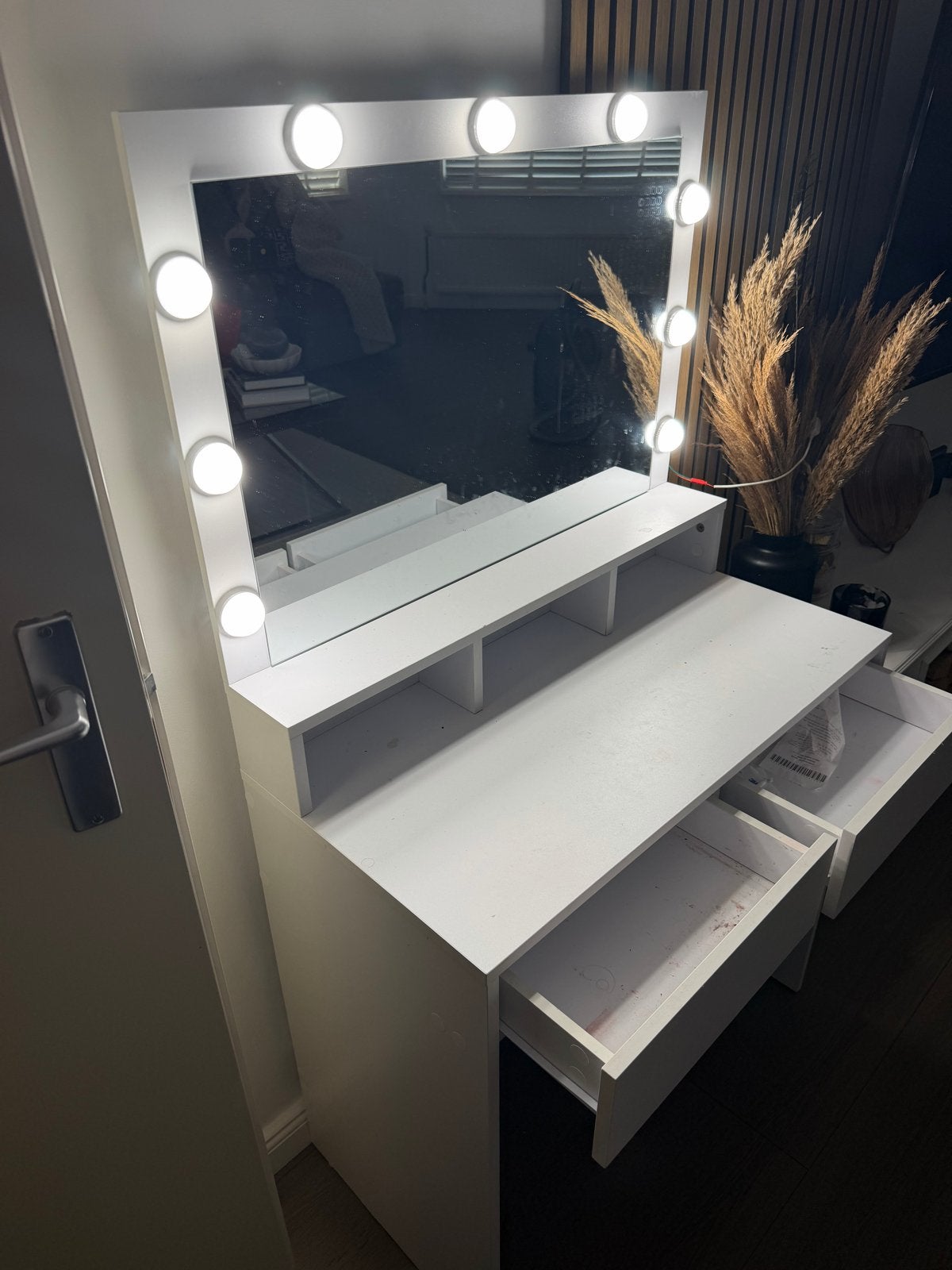 Foto 4 van Witte kaptafel met verlichting en lades