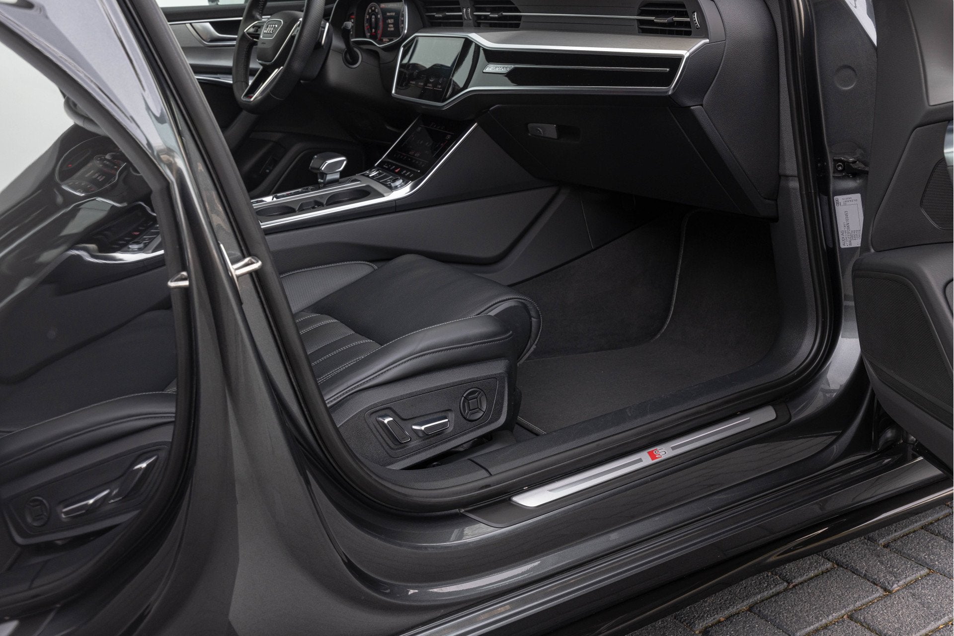 Foto 8 van Audi A6 Avant 55 TFSI Quattro 340pk S-line Luchtv. HD-Matrix