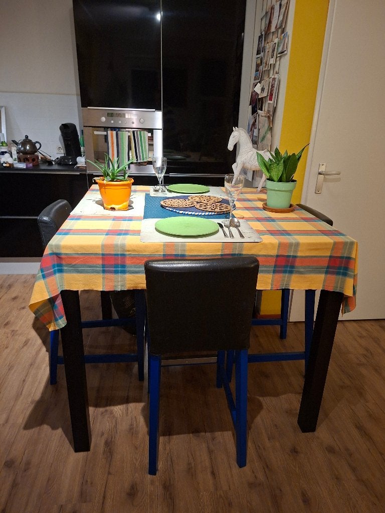 Foto 5 van Zwarte eettafel 110x110x95 met 4 zwartblauwe barkrukken