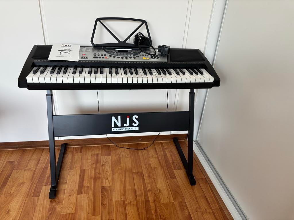 NJS800 keyboard, 61 toetsen, Zo goed als nieuw, Met standaard, Ophalen