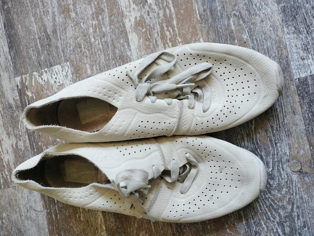 Nog nette UGG sneakers - Maat 42 - Beige leer, Ophalen of Verzenden