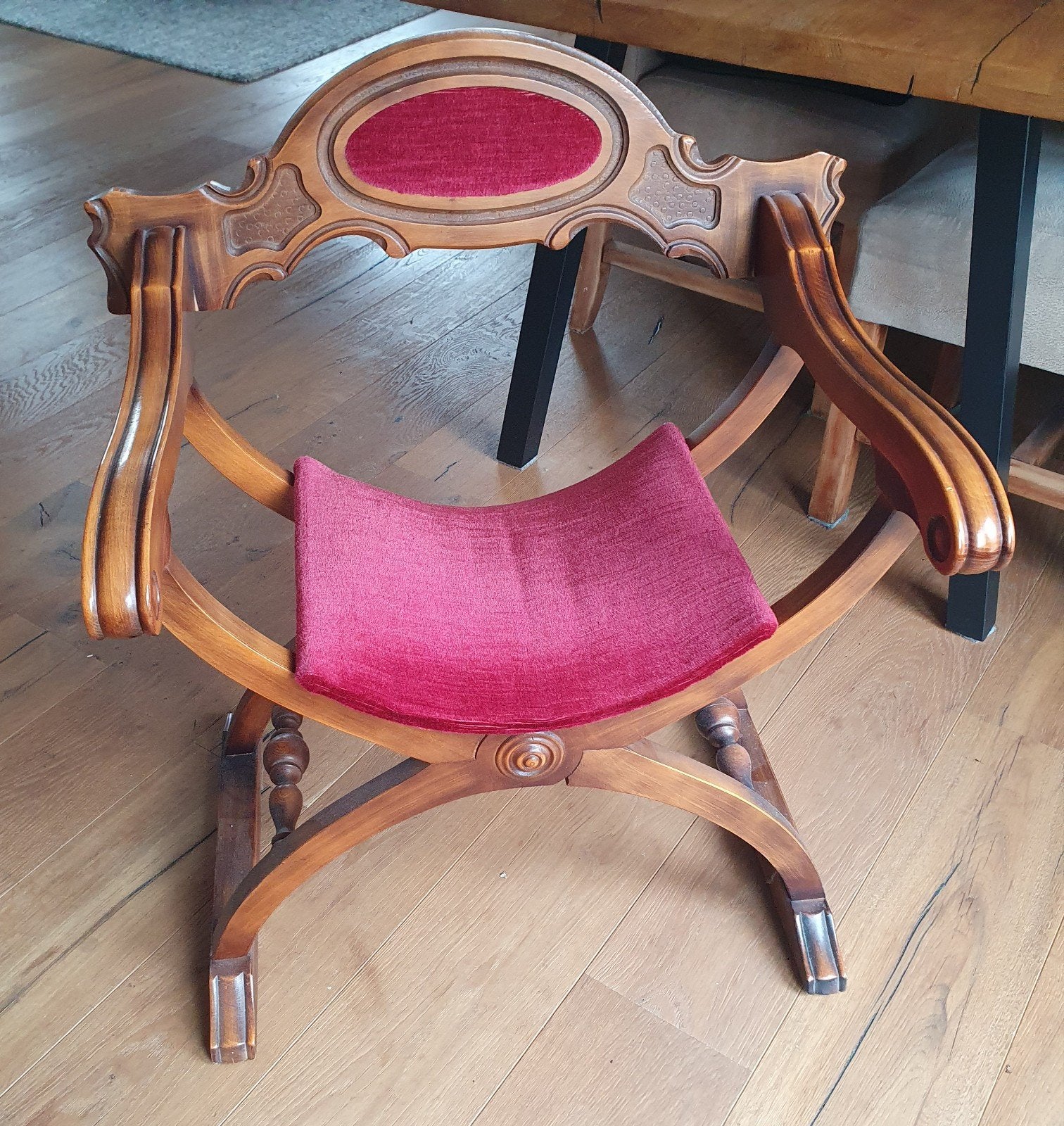 Vintage Kasteelstoel Savonarola Dagobert stoel
Rood velours, Ophalen