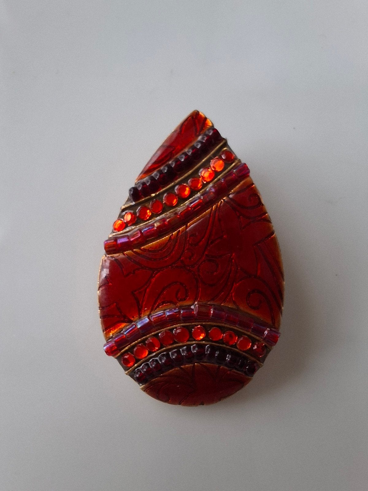 Grote hanger bedel metaal rood strass goud, Sieraden, Tassen en Uiterlijk, Kettinghangers, Overige materialen, Overige voorstellingen