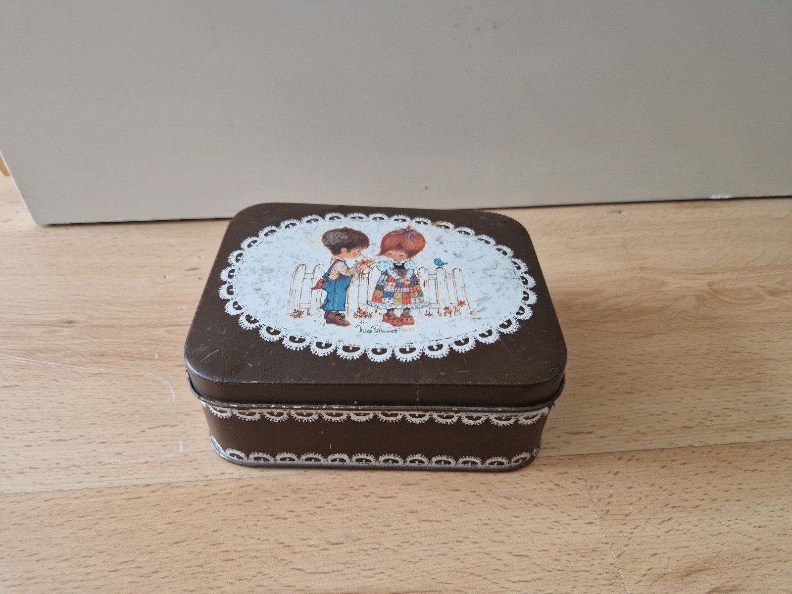 Blik blikje vintage retro tin miss petticoat roth bruin, Ophalen of Verzenden