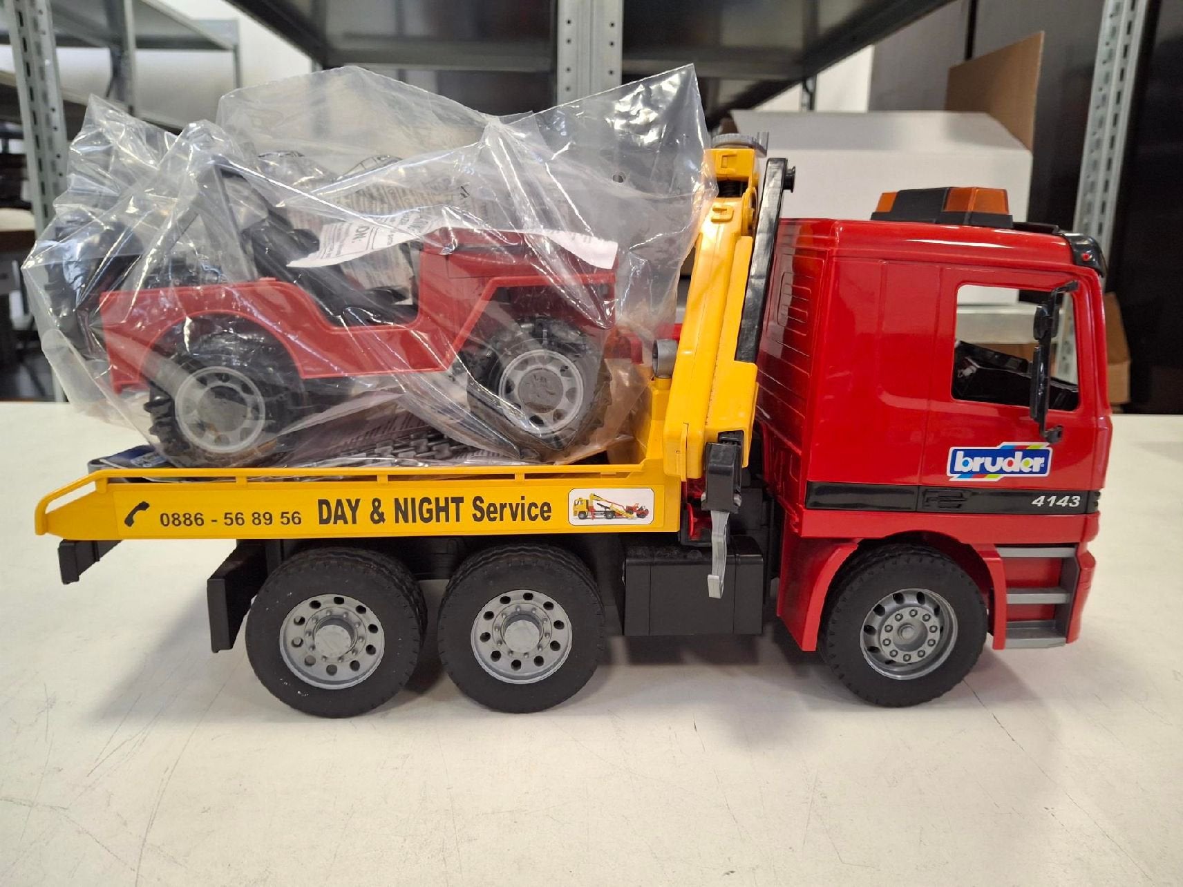 Bruder Mercedes Benz Actros afsleepwagen met Jeep, Ophalen of Verzenden, Zo goed als nieuw