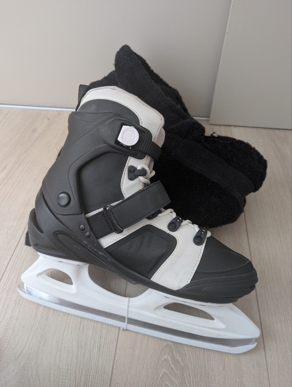 Zwarte/witte ijshockeyschaatsen, verstelbaar, Sport en Fitness, Schaatsen, Gebruikt, IJshockeyschaatsen, Overige merken, Ophalen of Verzenden
