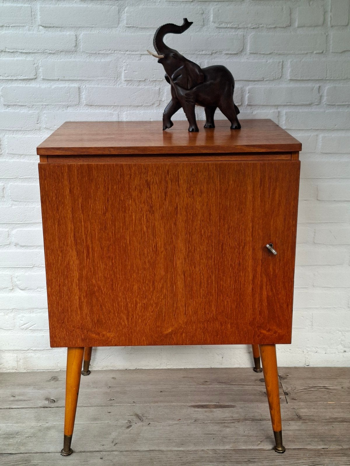 Vintage retro dressoirtje lowboard sitetable tv-kastje j 60., Ophalen, Met deur(en), Vintage retro jaren 60 Deense stijl Mid Century.