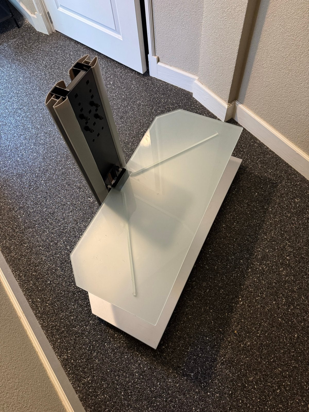 Moderne TV-standaard met glazen plank en kabelgoot, Ophalen, Gebruikt, 50 tot 100 cm, Glas