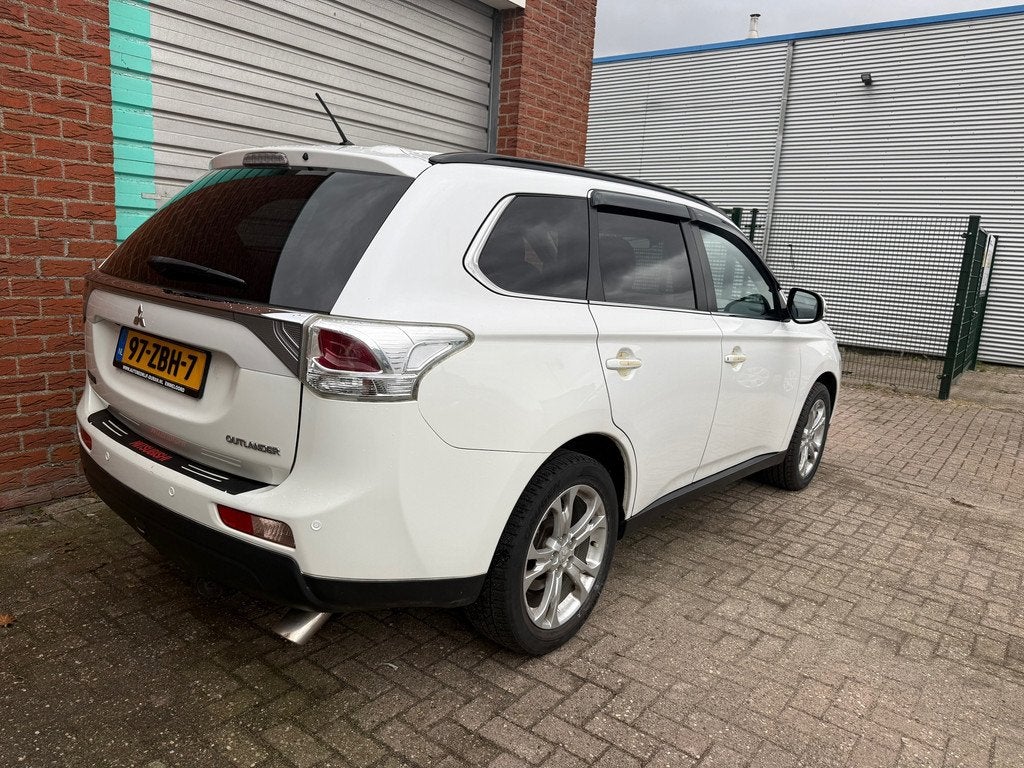 Mitsubishi Outlander 2.0 Intense+ 7-Pers automaat NAV.+Clima, 15 km/l, 150 pk, 7 stoelen, Wit