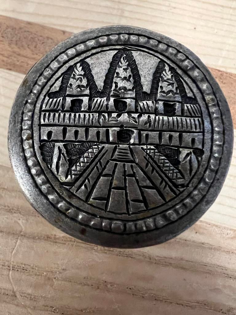 Antiek pillendoosje Cambodja met tempelreliëf, 4 cm, Antiek en Kunst, Ophalen of Verzenden