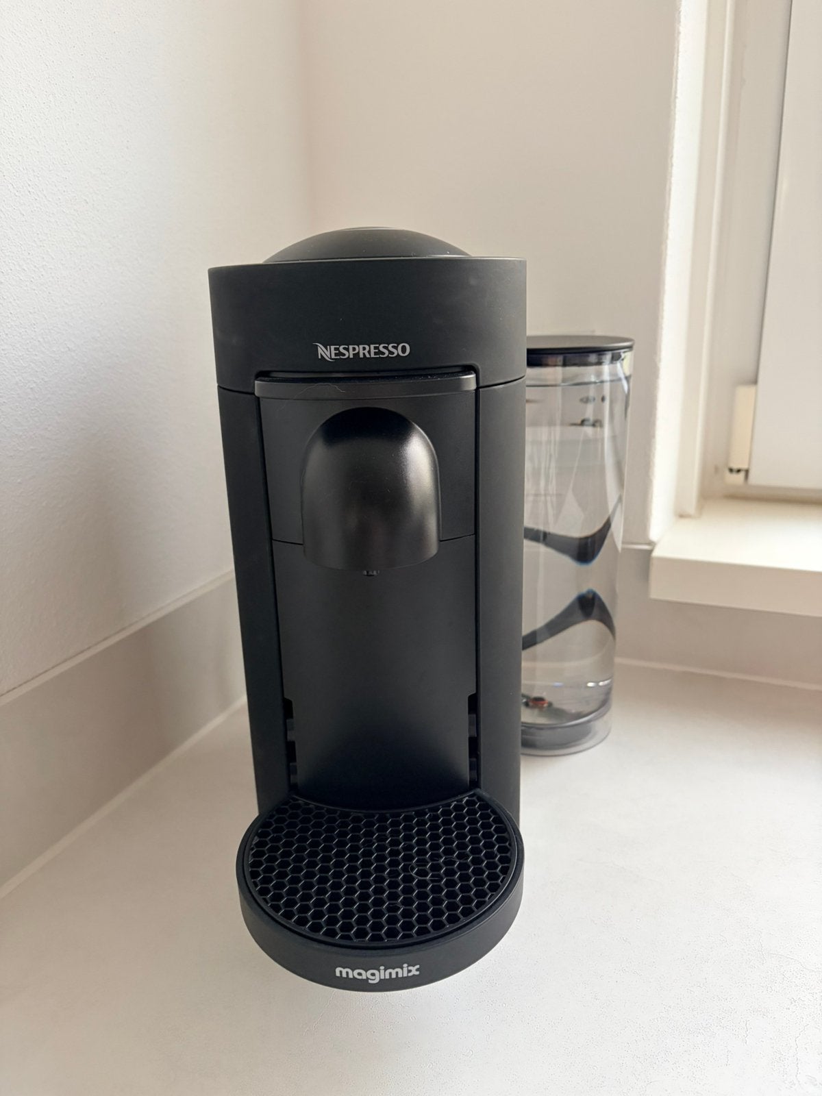 Foto 4 van Vrijwel nieuw Nespresso Vertuo Plus Deluxe mat zwart machine