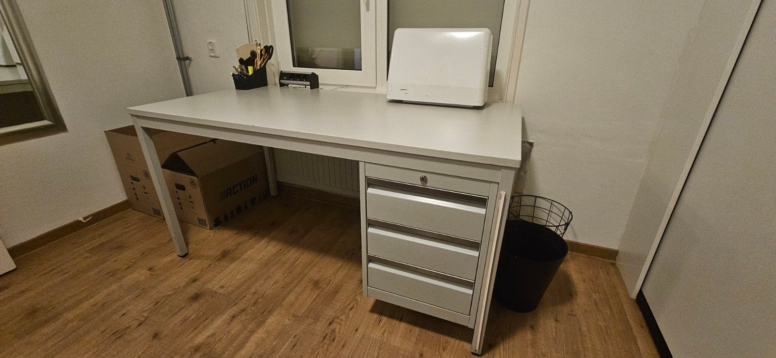 Stalen bureau met 3 lades en contactdoos - 152x76x76 cm, Ophalen