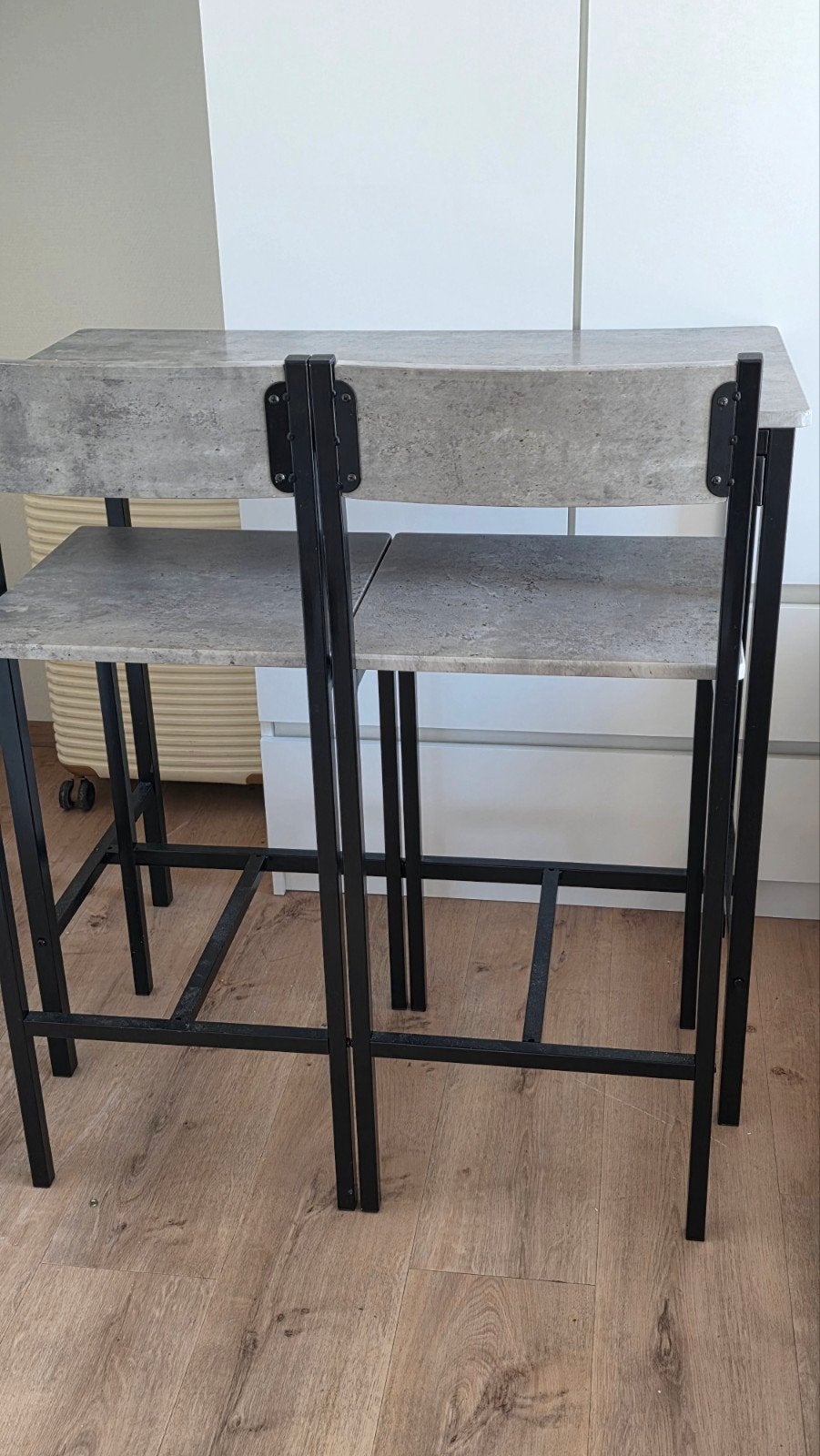 Grijze tafel en stoelen set, Gebruikt, Ophalen of Verzenden, 90 cm of meer, Metaal