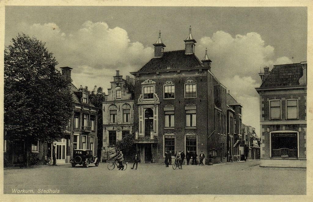 Workum, Stadhuis - volk auto fiets - gelopen, Ophalen of Verzenden, 1920 tot 1940, Gelopen, Friesland