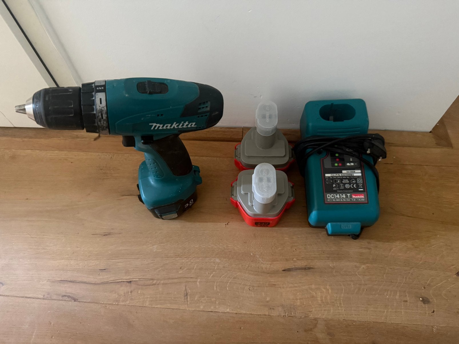 Complete set: Makita 6271D boormachine 12V 3 Accu's & Lader, Gebruikt, Ophalen of Verzenden, Boor- en Schroefmachine, Variabele snelheid