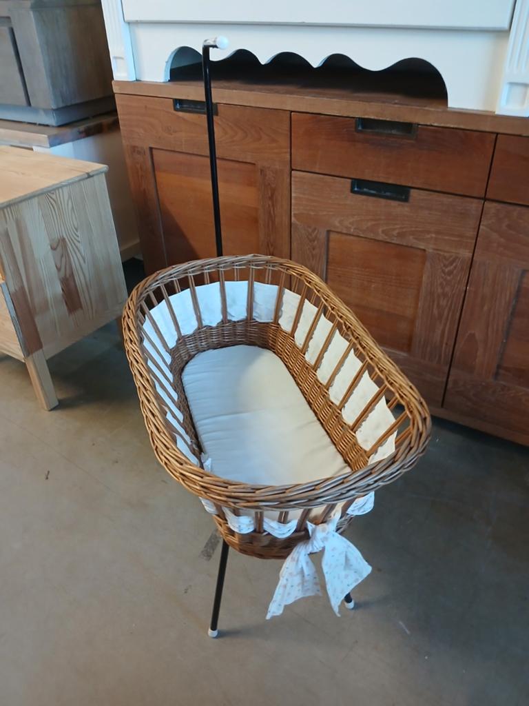 Vintage Wieg Rotan rohe jaren 60 met Onderstel en Hemelstok, Ophalen of Verzenden, Gebruikt, Wieg