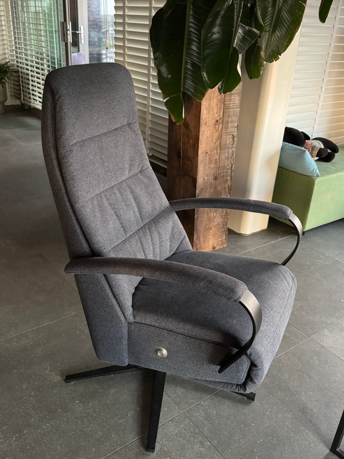 Stoere relaxfauteuil bekleed met denimkleur stof.