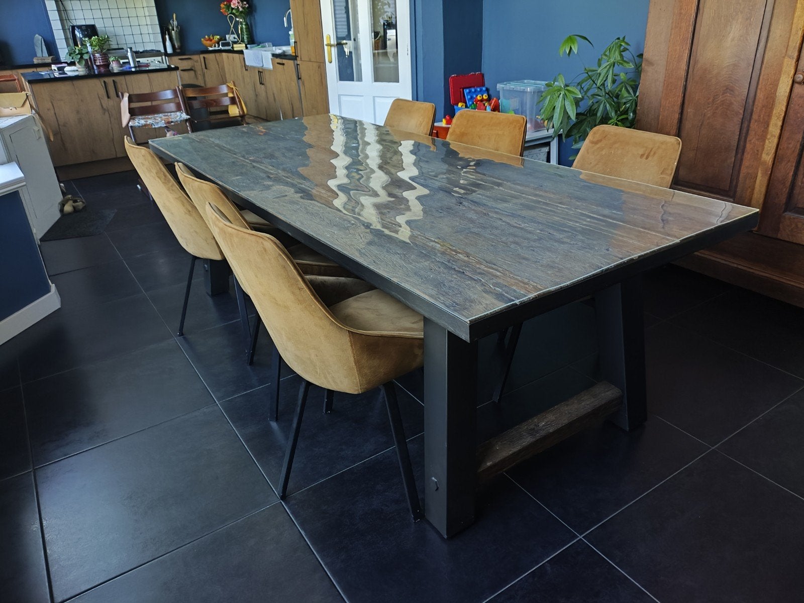 Grote houten eettafel met stalen poten en plastic blad, Ophalen, Overige houtsoorten, Gebruikt, 100 tot 150 cm