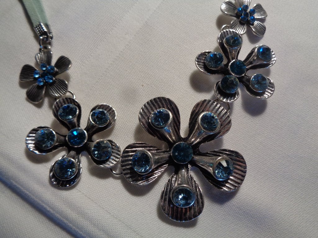 zilverkl met blauwe stenen aan leer koord, Ophalen of Verzenden, Nieuw, Blauw, Overige materialen