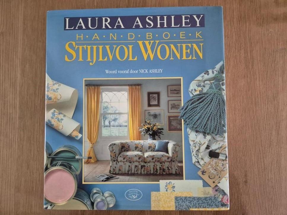 Boek Laura Asley - Handboek Stijlvol Wonen 1993, Ophalen of Verzenden, Gelezen, Interieur en Design