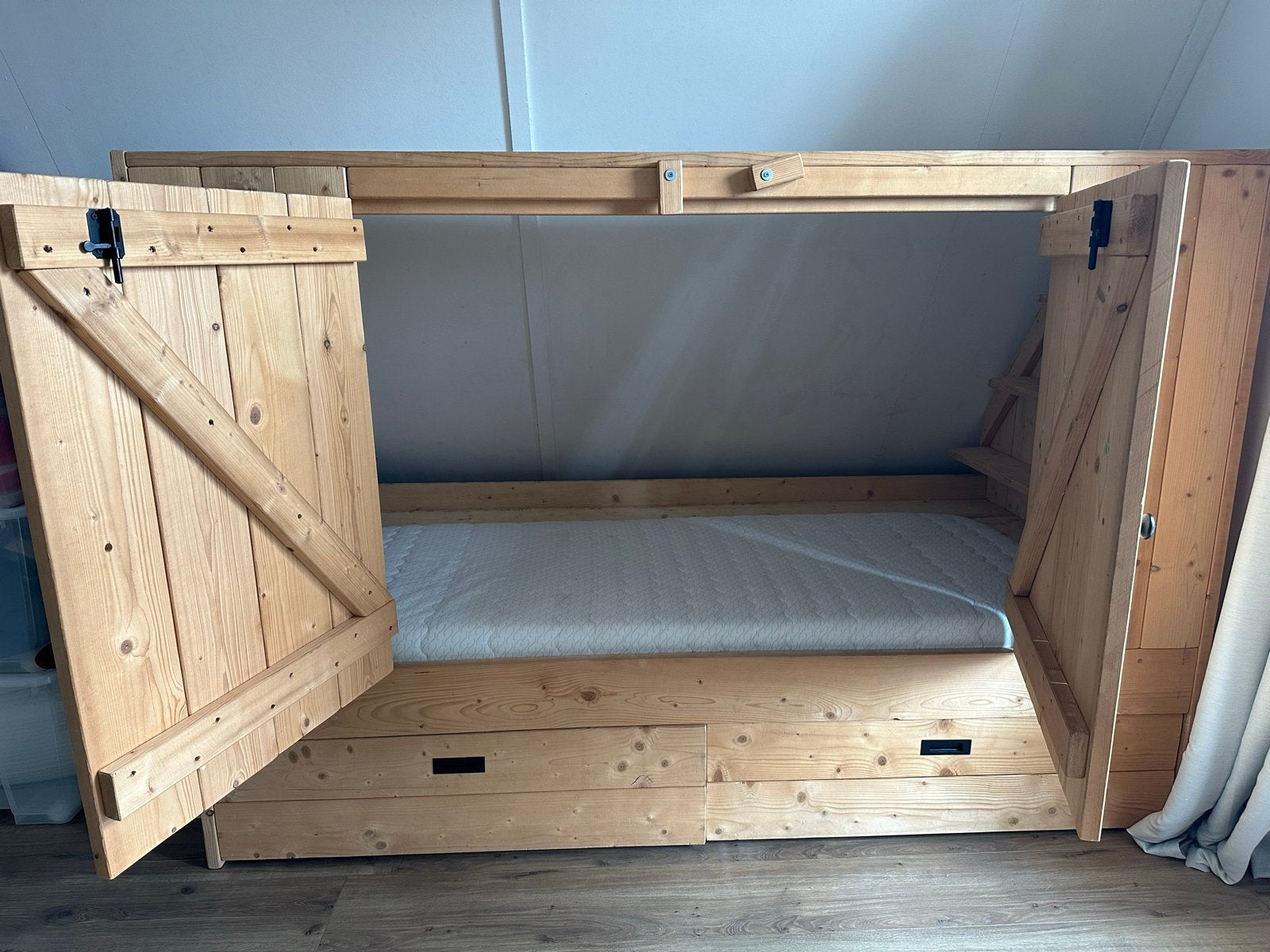 Mooie bedstee kinderbed voor schuin dak, Ophalen, Gebruikt, Eenpersoons, Bruin