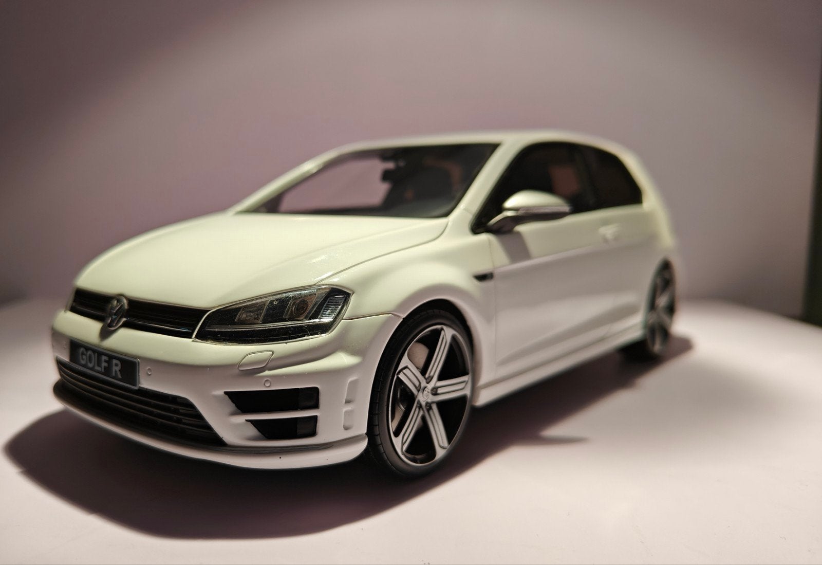 Volkswagen Golf 7 R wit 1:18 ottomobile nr 18/2000 in ovp, Ophalen of Verzenden, Zo goed als nieuw, Auto, OttOMobile