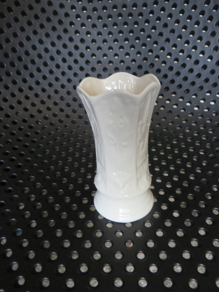 Belleek Iers porselein vaasje, ivoorwit, met decor in relief, Ophalen of Verzenden