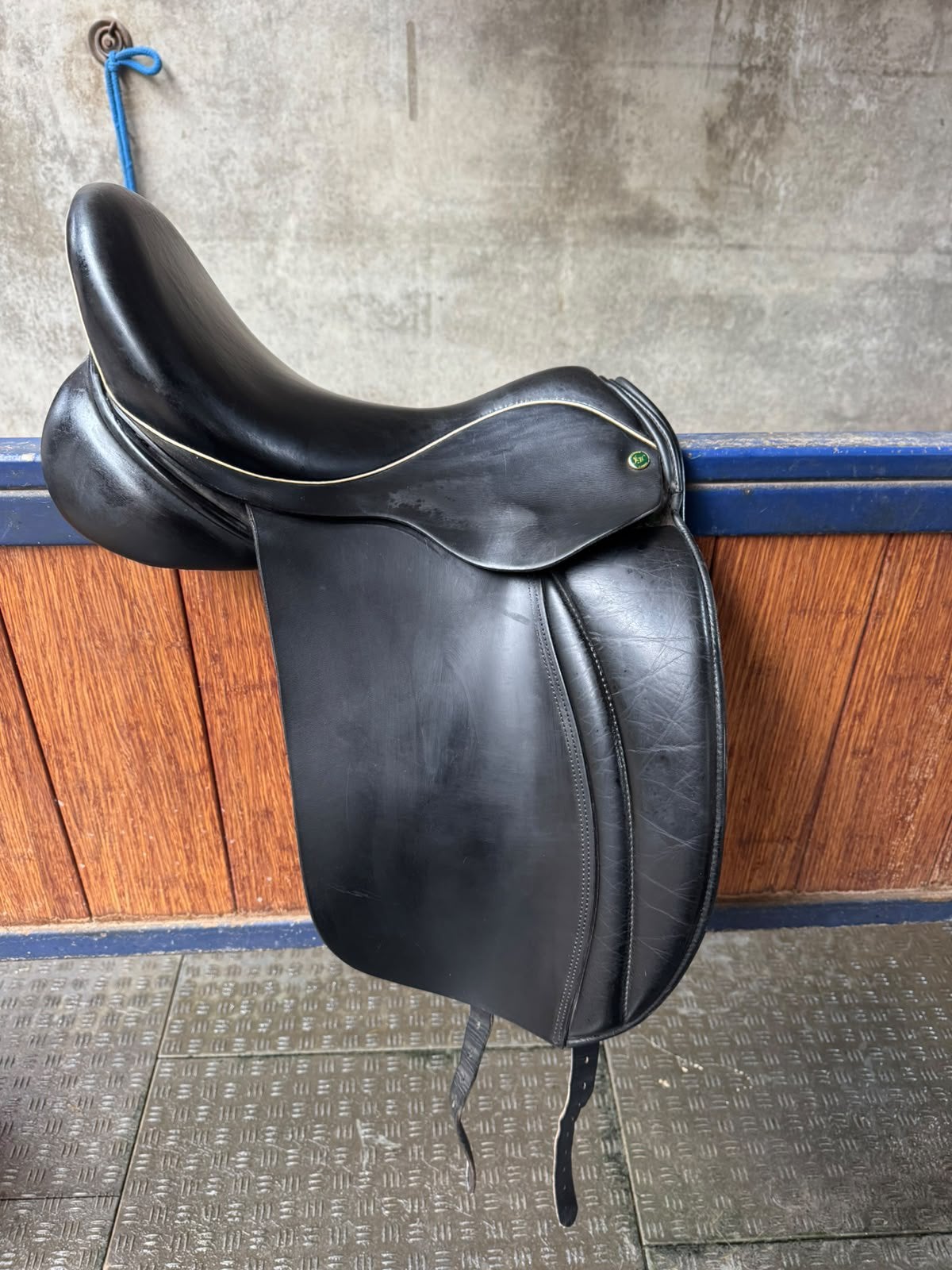 Hulsebos dressuurzadel, 17,5 inch, Ophalen, Zo goed als nieuw, Dressuur