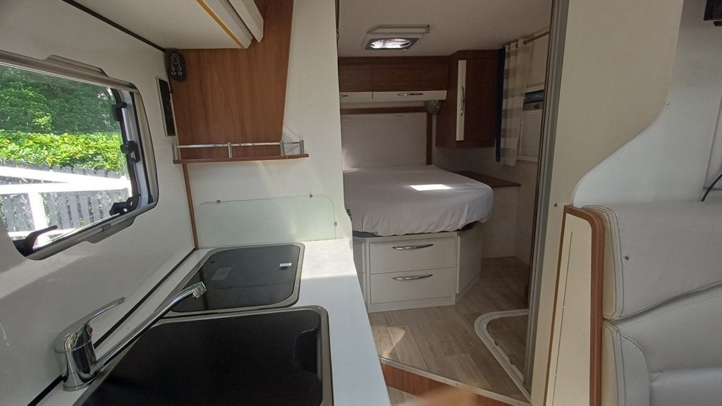 Foto 10 van Te koop: Prachtige, Pilote Essentiel P650 met Queensbed
