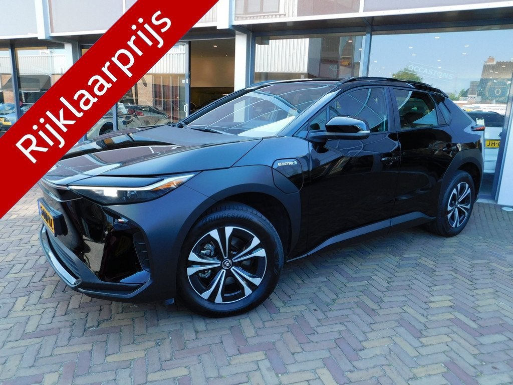 Toyota Bz4x Active 71 kWh 3-Fase | Trekhaak (bj 2023), Auto's, Toyota, 12 maanden, Stof, Gebruikt, 750 kg