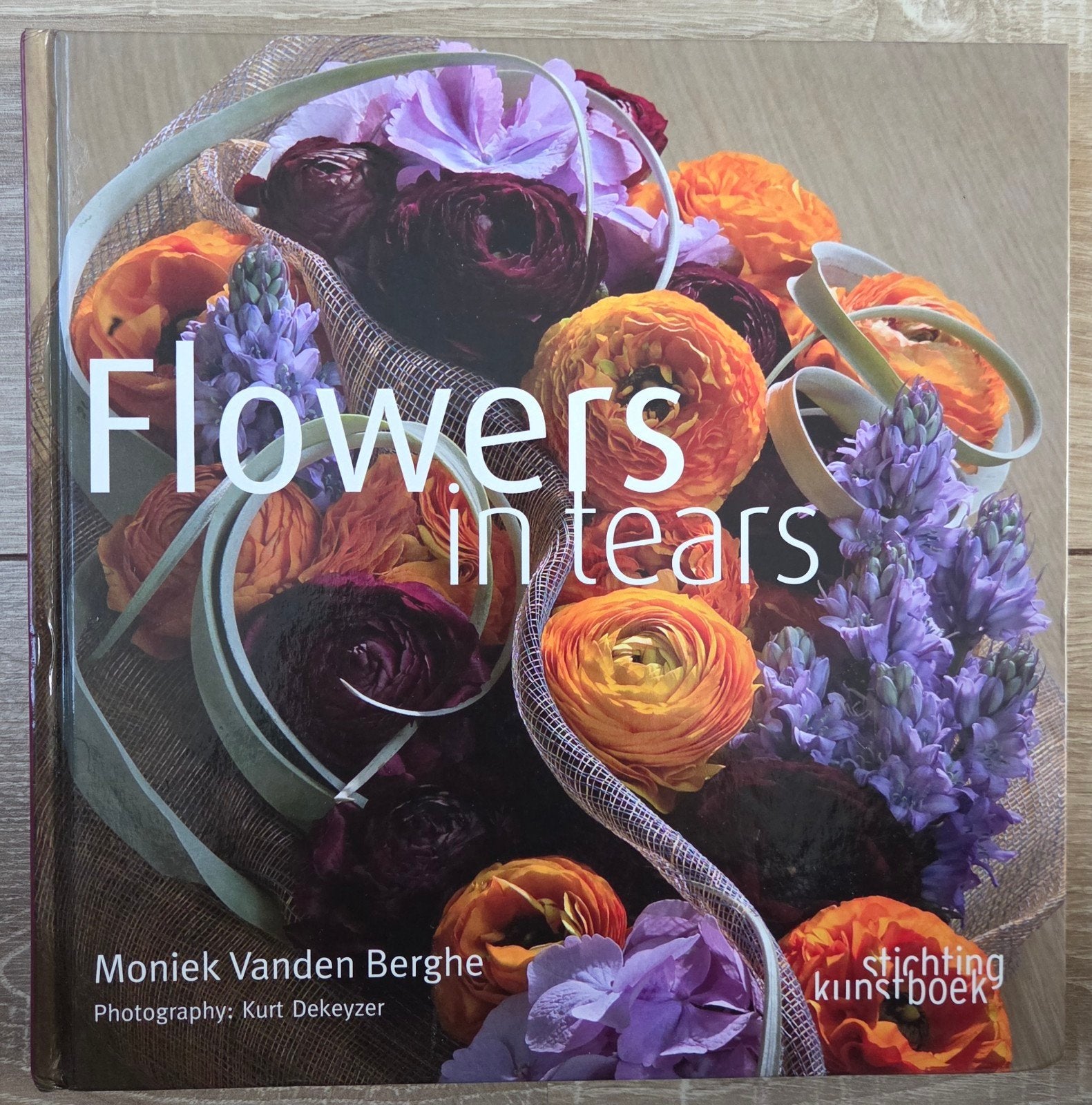 Moniek Vanden Berghe - Flowers in tears, Bloemschikken, Groendecoratie, Ophalen of Verzenden, Zo goed als nieuw, M. Vanden Berghe