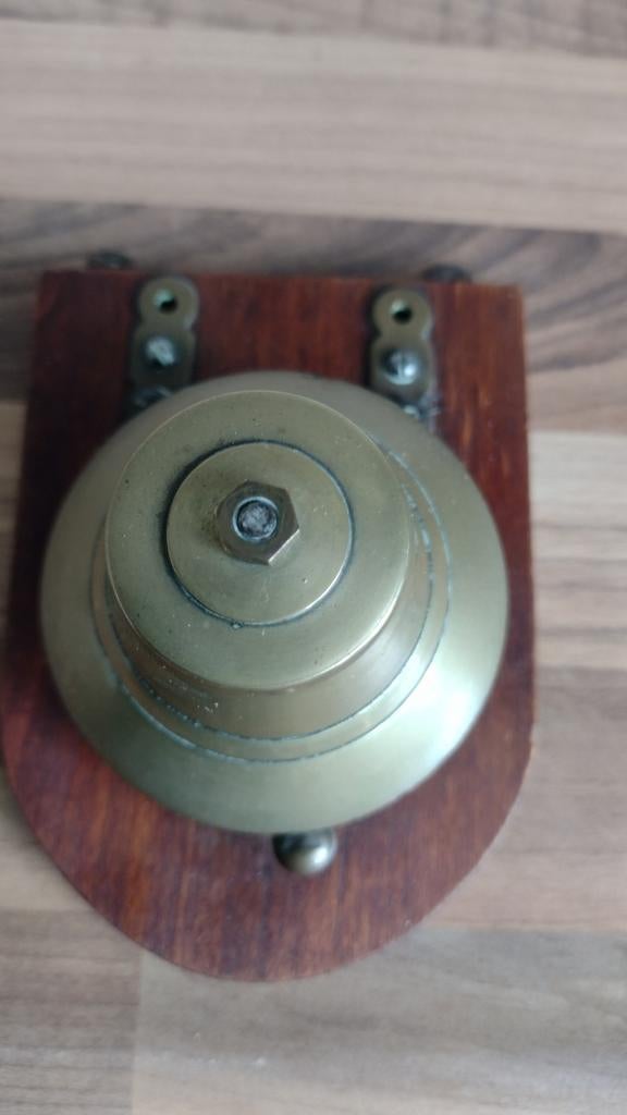 Vintage deurbel op houten plankje, Huis en Inrichting, Deurbellen, Ophalen of Verzenden, Gebruikt, Bedraad