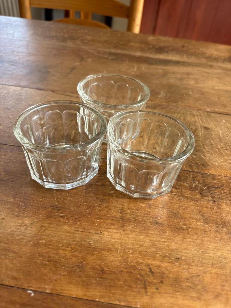 3 glazen Franse bakjes met olijfslijpsel, Ophalen of Verzenden, Zo goed als nieuw