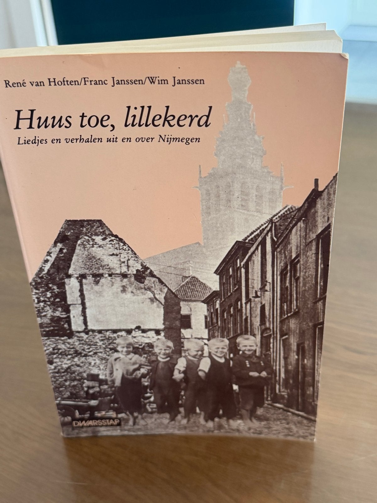Huus toe, lillekerd - Liedjes en verhalen uit Nijmegen, Boeken, Ophalen of Verzenden, Gelezen, Nederland
