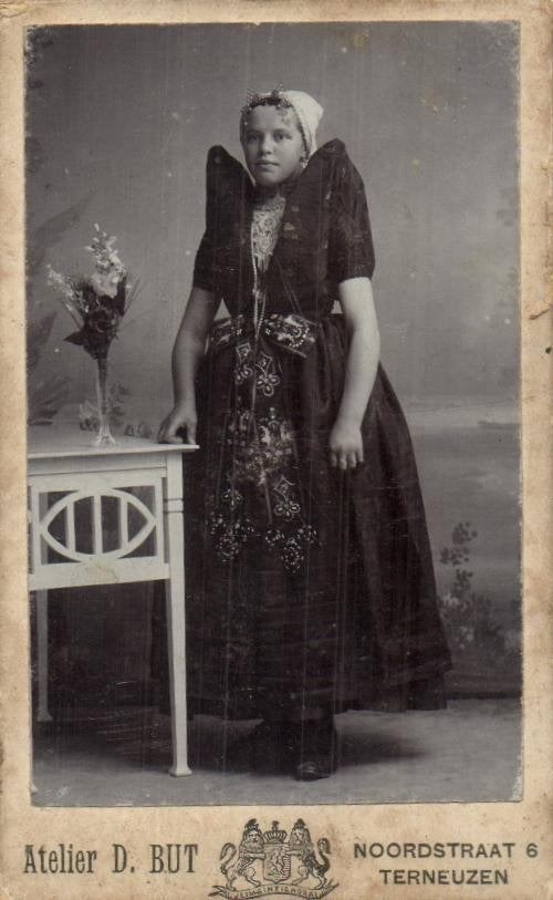 CDV -Atelier D. But -Terneuzen -Meisje in Zeeuwse dracht, Gebruikt, Foto, Klederdracht, Ophalen of Verzenden