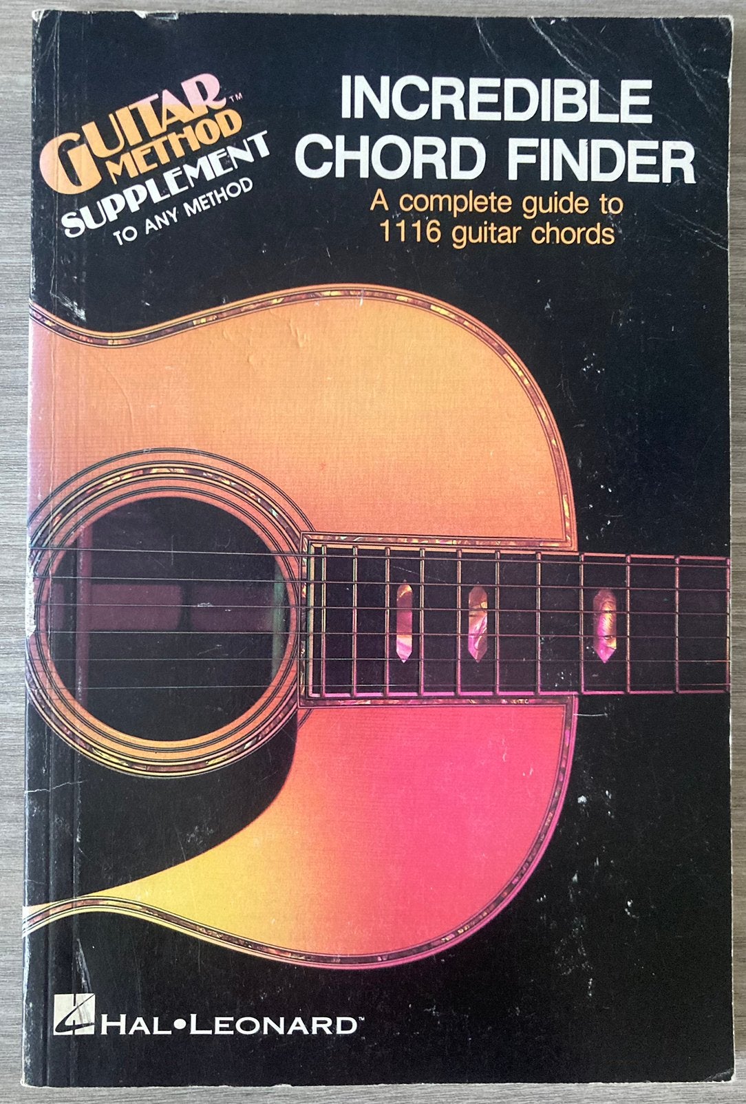 HAL LEONARD Incredible Chord Finder, Ophalen of Verzenden, Zo goed als nieuw, Les of Cursus