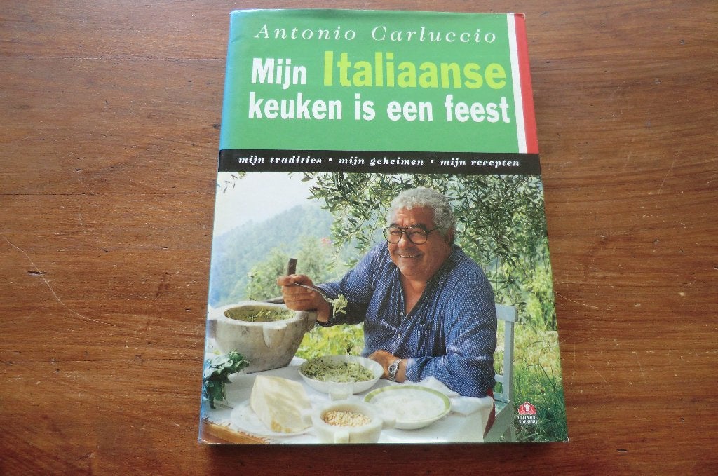 boek- Antonio Carluccio -Mijn Italiaanse keuken is een feest, Ophalen of Verzenden, Gelezen, Italië