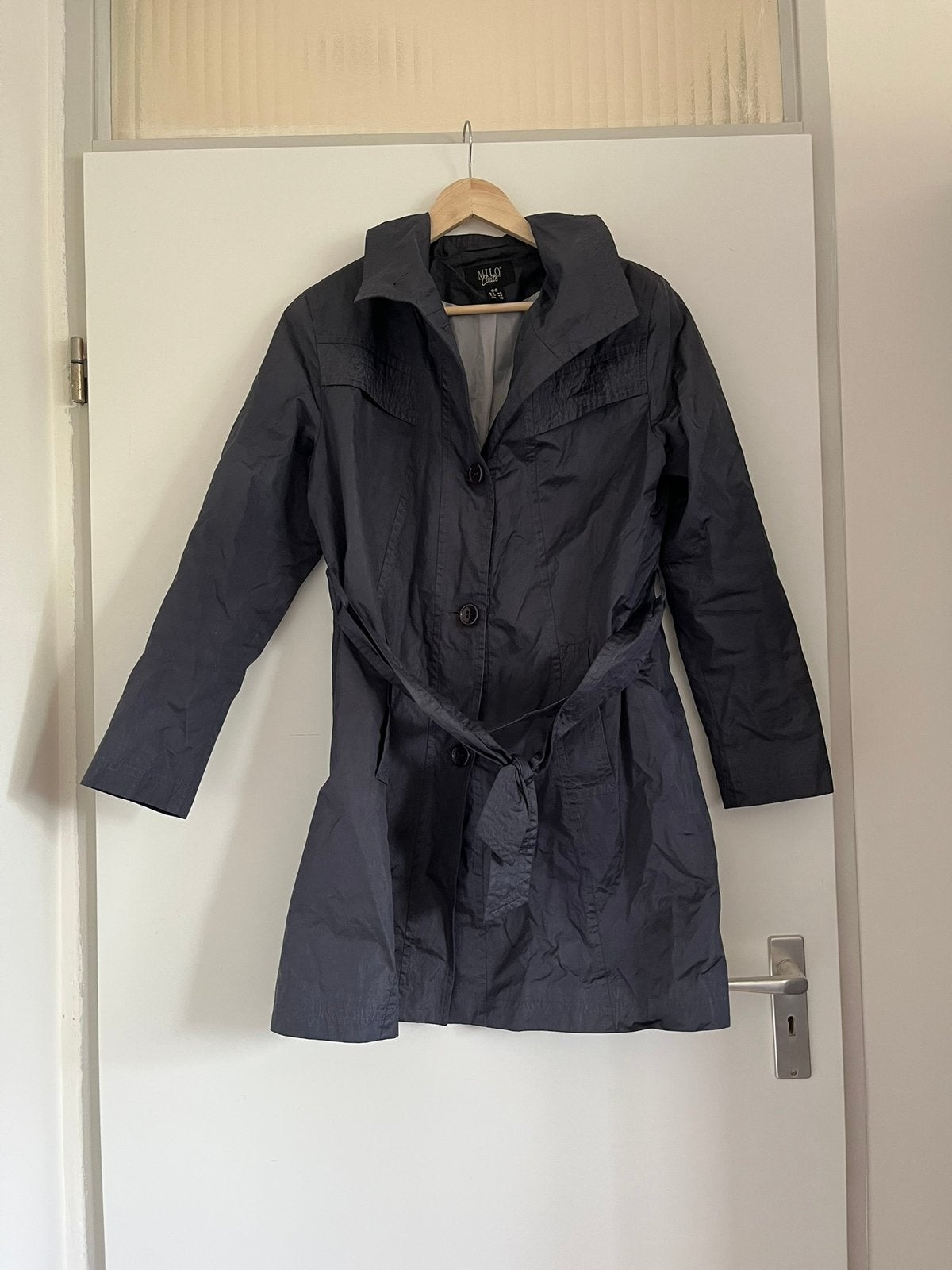 Donkergrijze trenchcoat / lange jas, maat 38/M Milo Coats, Ophalen of Verzenden, Zo goed als nieuw, Maat 38/40 (M), Grijs