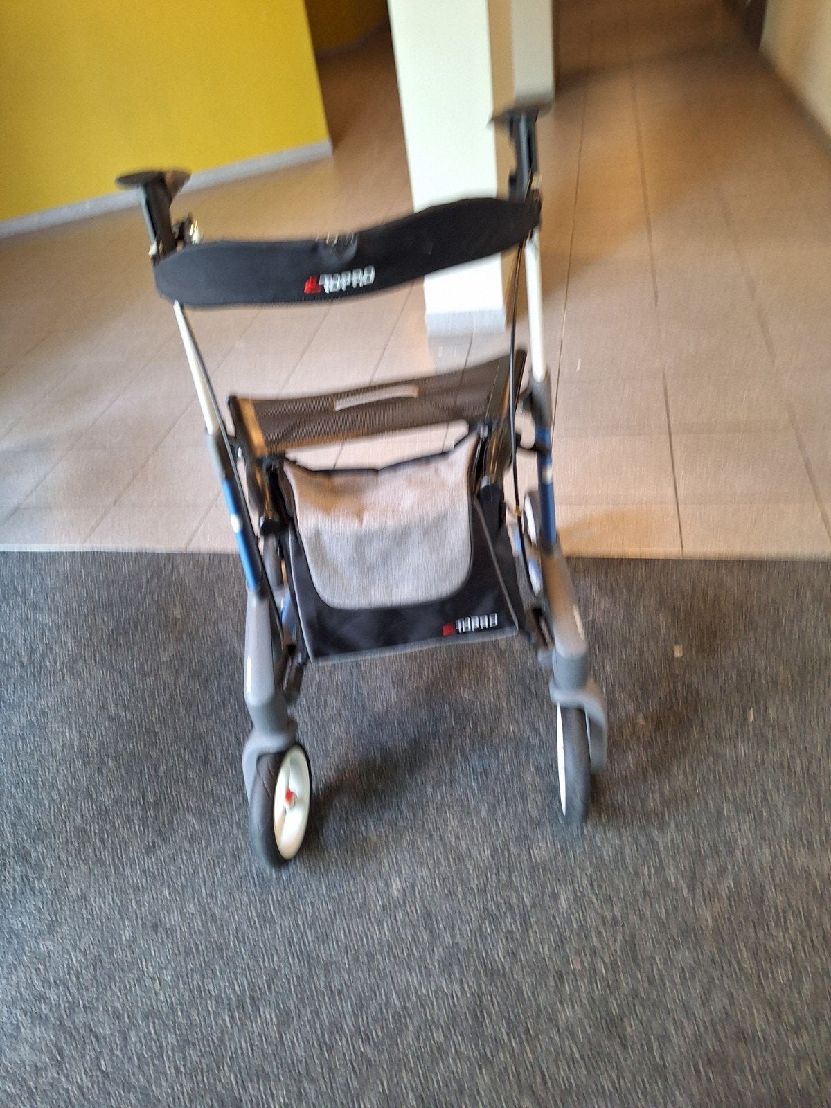 Foto 20 van Rollator lichtgewicht aluminium lees beschrijving nieuwstaat