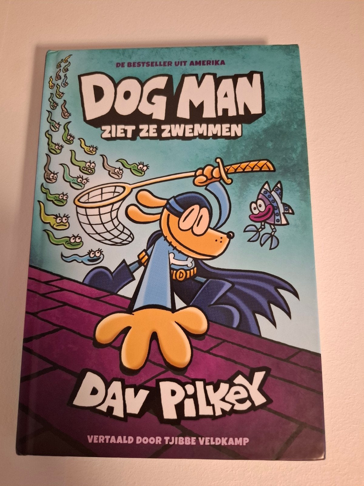 Dog Man Ziet Ze Zwemmen - Dav Pilkey, Boeken, Kinderboeken | Jeugd | onder 10 jaar, Zo goed als nieuw, Fictie algemeen, Ophalen of Verzenden