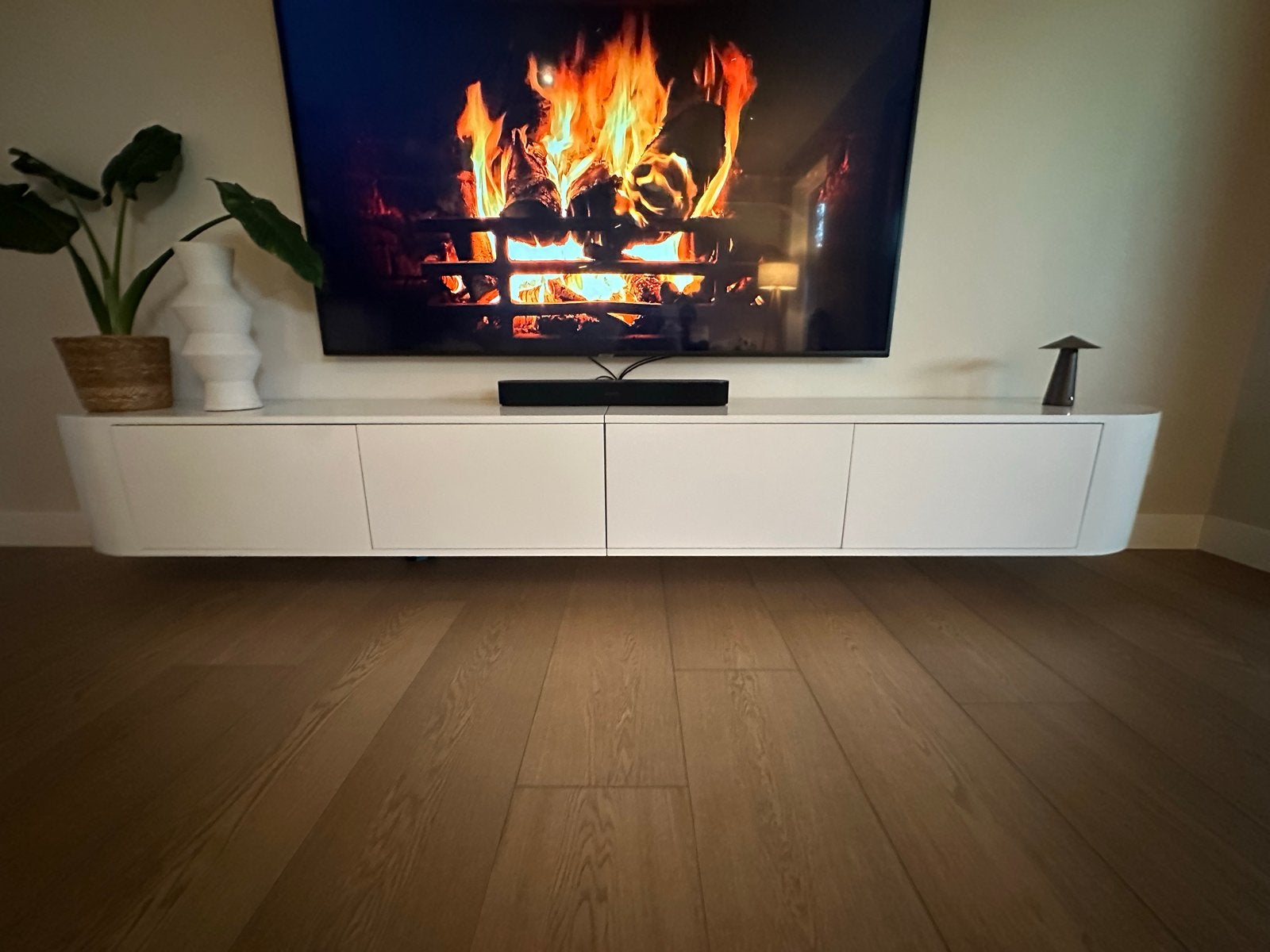 Chic Wit mat tv meubel - 3 meter breed met veel opbergruimte, Huis en Inrichting, Kasten | Televisiemeubels, Ophalen, Gebruikt