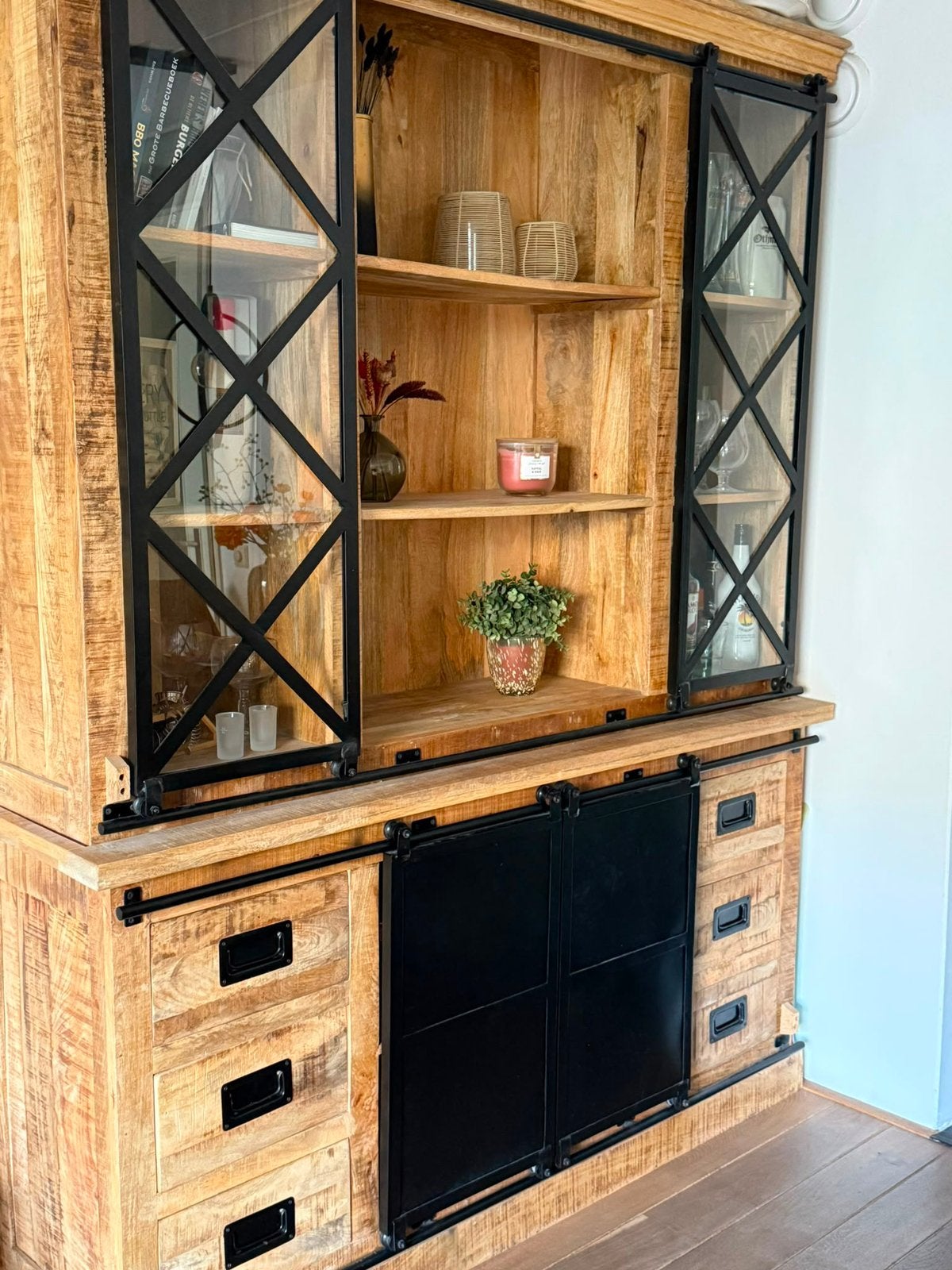 Industriële Mangohouten Kast met Glazen Schuifdeuren, Huis en Inrichting, Kasten | Buffetkasten, Ophalen, 100 tot 150 cm, 200 cm of meer