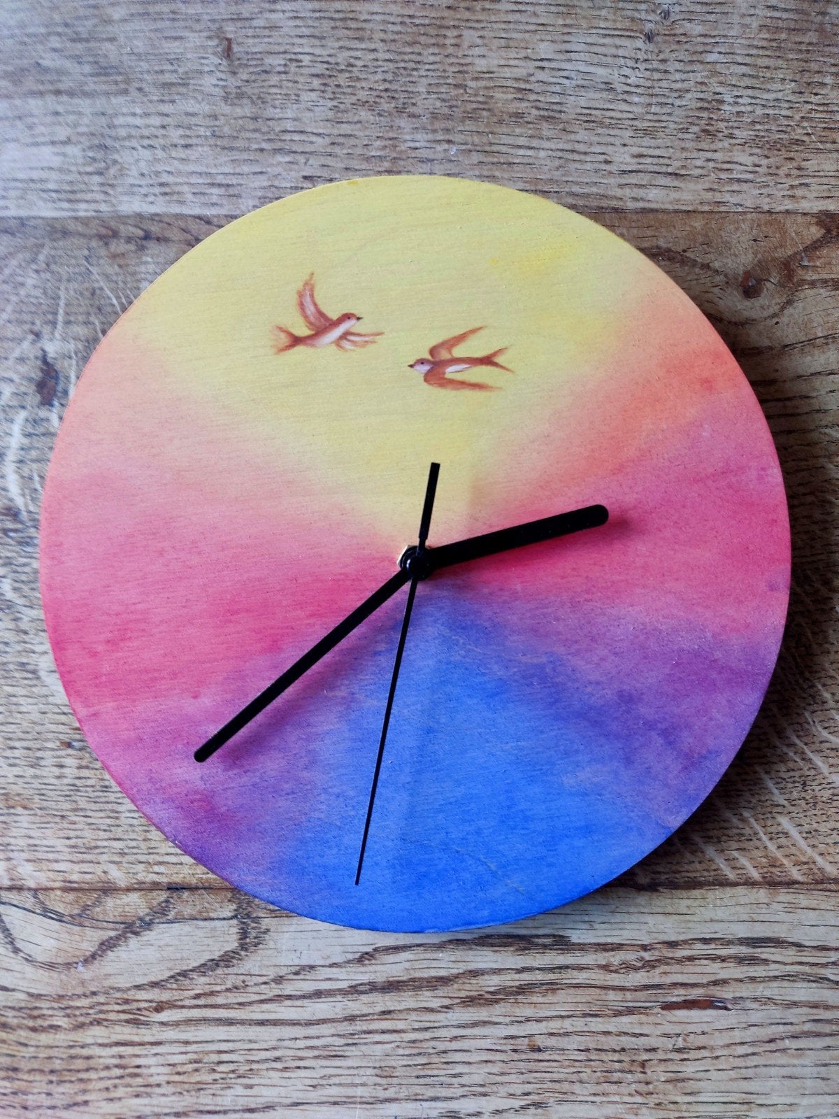 Houten klok antroposofisch regenboog zwaluw, Ophalen of Verzenden, Wandklok