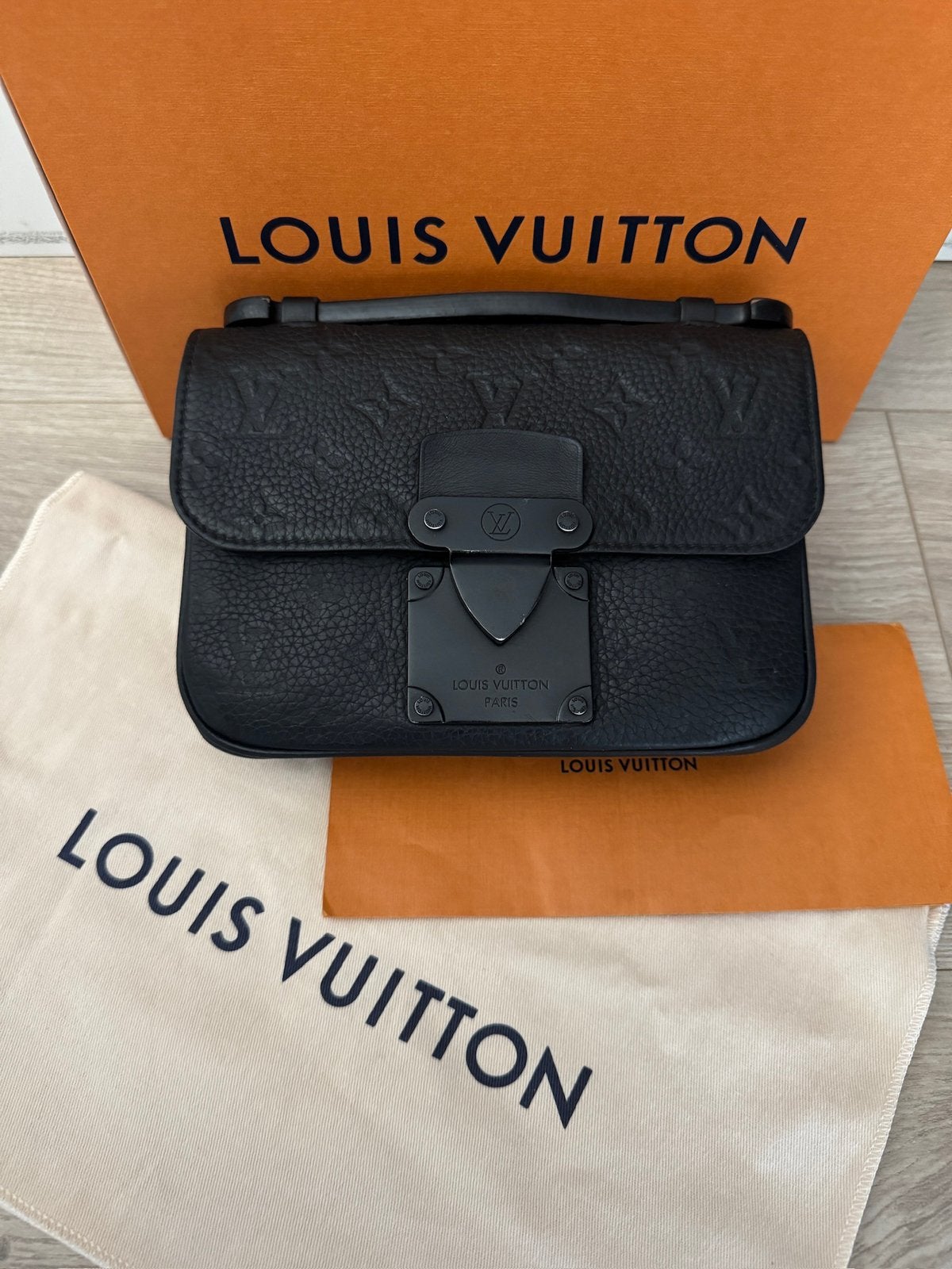 Louis Vuitton S Lock Sling Bag, Computers en Software, Laptoptassen, Ophalen of Verzenden, 15 inch, Zo goed als nieuw, Aktetas