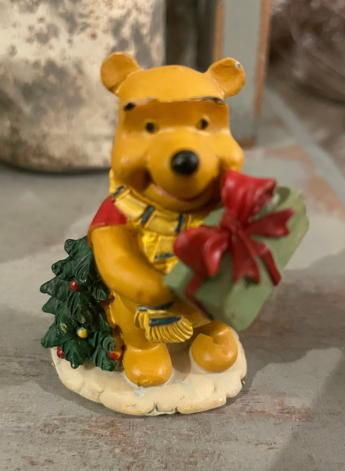 Winnie the Pooh beeldje Disney kerst, Ophalen of Verzenden, Zo goed als nieuw, Beeldje, Overige merken