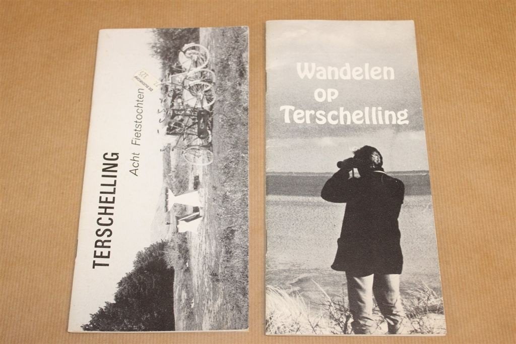 Terschelling — 2 Oude Gidsen Wandelen & Fietstochten, Ophalen of Verzenden, Gelezen